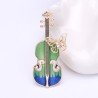 Broche elegante com guitarra e borboleta de cristal