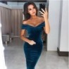 Vestido de veludo na moda - fora dos ombros