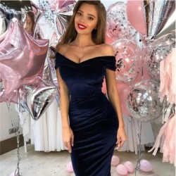 Vestido de veludo na moda - fora dos ombros