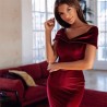 Vestido de veludo na moda - fora dos ombros