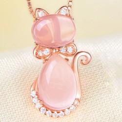 Elegante colar de ouro rosa - pingente em forma de gato - cristais - opala rosa