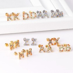 Brincos pequenos elegantes - com strass coloridos - letras do alfabeto