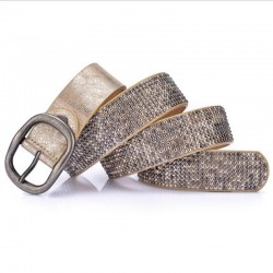 Cinto de couro elegante com fivela de metal e rebites