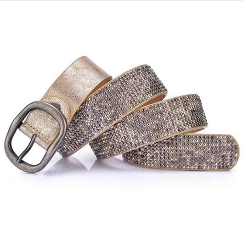Cinto de couro elegante com fivela de metal e rebites
