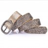 Cinto de couro elegante com fivela de metal e rebites