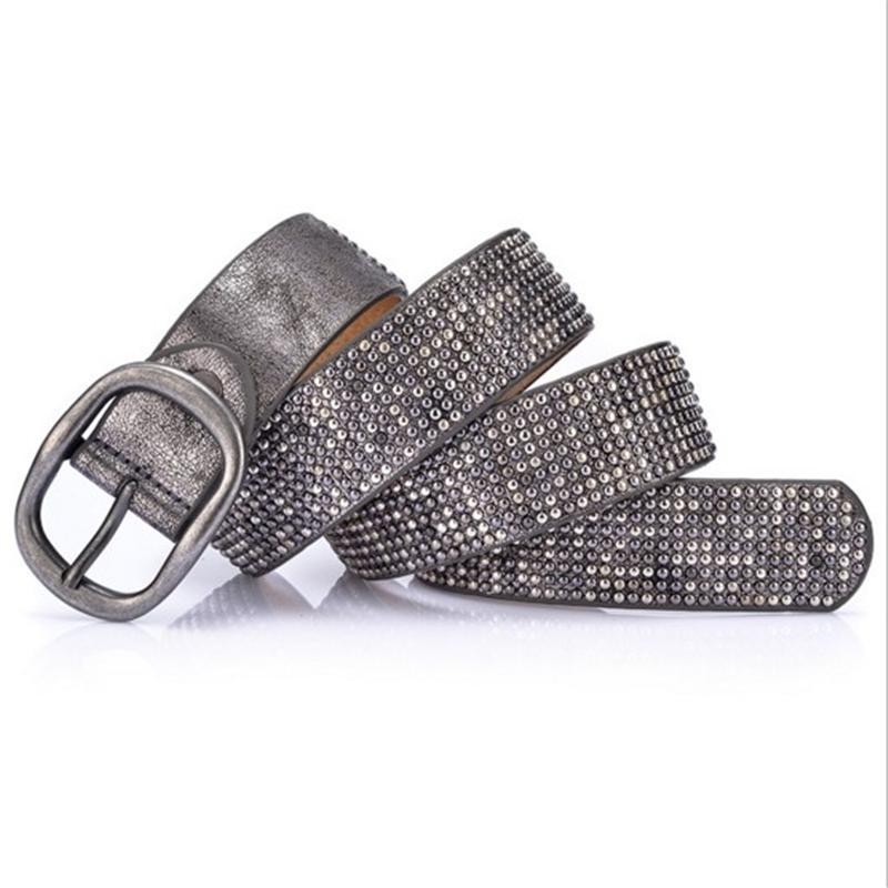 Cinto de couro elegante com fivela de metal e rebites