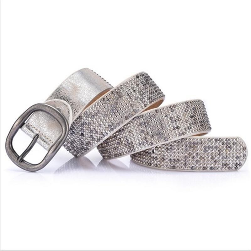 Cinto de couro elegante com fivela de metal e rebites