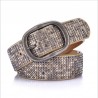 Cinto de couro elegante com fivela de metal e rebites
