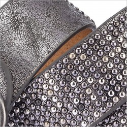 Cinto de couro elegante com fivela de metal e rebites