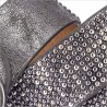 Cinto de couro elegante com fivela de metal e rebites