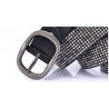 Cinto de couro elegante com fivela de metal e rebites