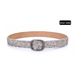 Cinto de couro elegante com fivela de metal e rebites