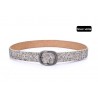 Cinto de couro elegante com fivela de metal e rebites
