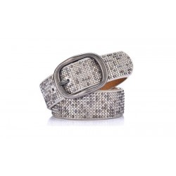 Cinto de couro elegante com fivela de metal e rebites