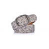 Cinto de couro elegante com fivela de metal e rebites