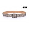 Cinto de couro elegante com fivela de metal e rebites