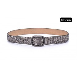 Cinto de couro elegante com fivela de metal e rebites