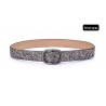 Cinto de couro elegante com fivela de metal e rebites