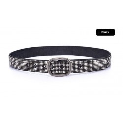Cinto de couro elegante com fivela de metal e rebites