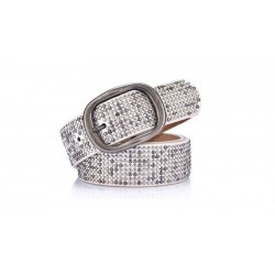 Cinto de couro elegante com fivela de metal e rebites