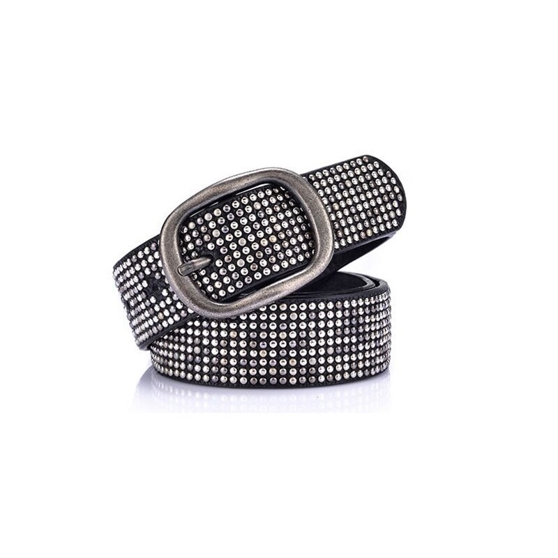 Cinto de couro elegante com fivela de metal e rebites