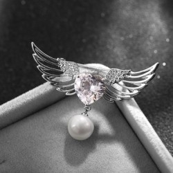 Broche luxuoso - asas de anjo - coração de cristal - pérola