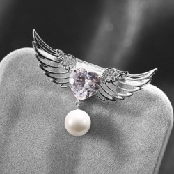 Broche luxuoso - asas de anjo - coração de cristal - pérola