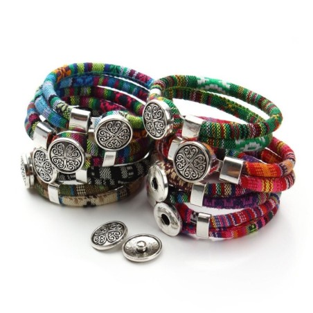 Pulseira estilo boêmio - algodão colorido em camadas - prata tibetana - botão de pressão