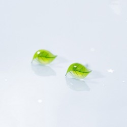 Small green leaves stud earrings - silver platedEarrings