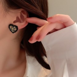 Brincos em formato de coração preto - com cristais