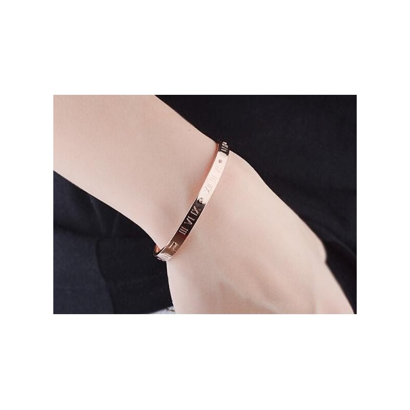 Pulseira elegante - oco em algarismos romanos da sorte - aço titânio - unissex