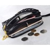 Bolsa clutch pequena - zíper triplo - alça de pulso - padrão de pontos
