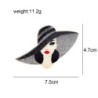 Senhora de chapéu preto - broche