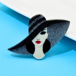 Senhora de chapéu preto - broche