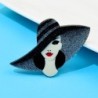 Senhora de chapéu preto - broche
