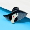 Senhora de chapéu preto - broche