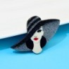 Senhora de chapéu preto - broche