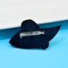 Senhora de chapéu preto - broche