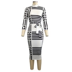 Vestido midi clássico - manga três quartos - listras geométricas de cor preta