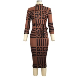 Vestido midi clássico - manga três quartos - listras geométricas de cor preta