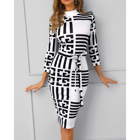 Vestido midi clássico - manga três quartos - listras geométricas de cor preta