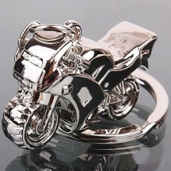 chaveiro prata em formato de moto