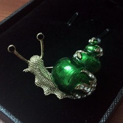 Caracol de esmalte / cristal - broche