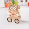 Gatinho de cristal em uma bicicleta - chaveiro