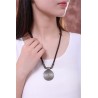 Colar vintage - pingente redondo de metal - corda de couro