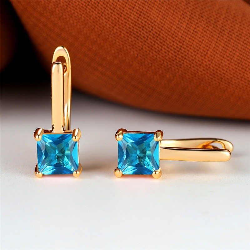 Brincos elegantes em ouro - com zircônias quadradas