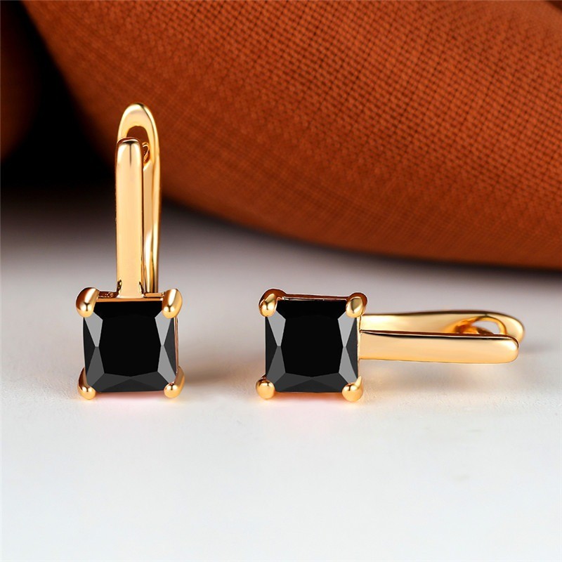 Brincos elegantes em ouro - com zircônias quadradas