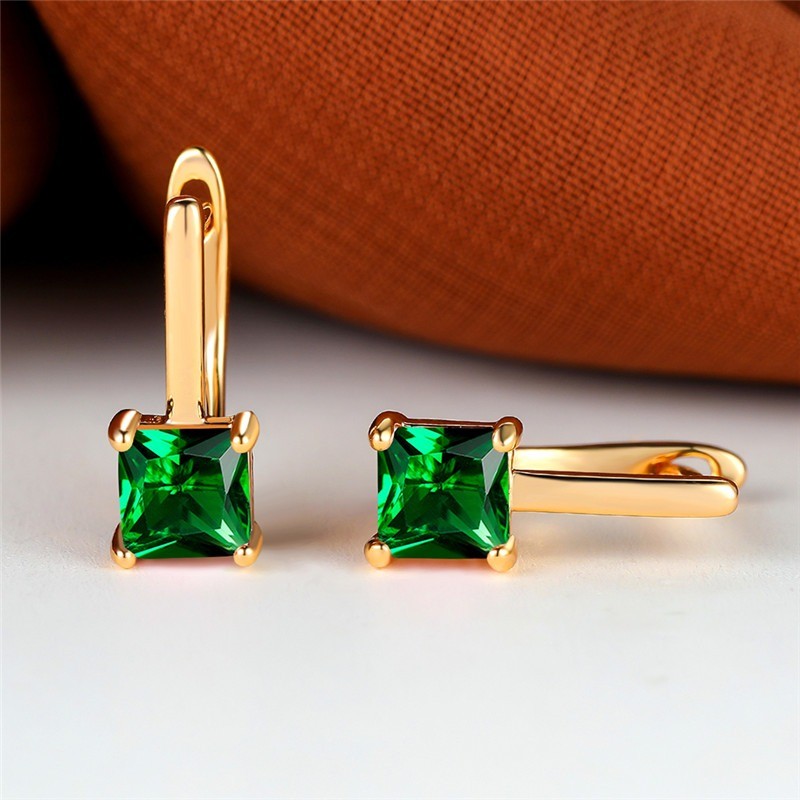 Brincos elegantes em ouro - com zircônias quadradas