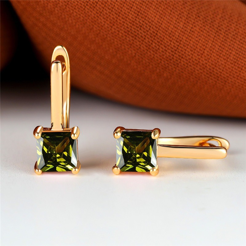 Brincos elegantes em ouro - com zircônias quadradas