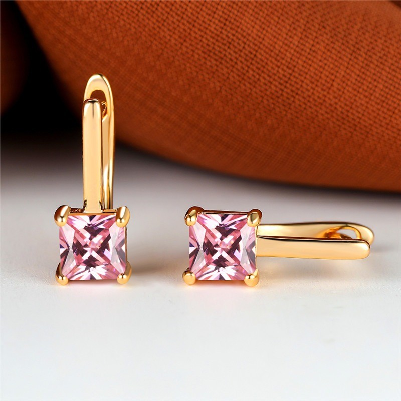 Brincos elegantes em ouro - com zircônias quadradas